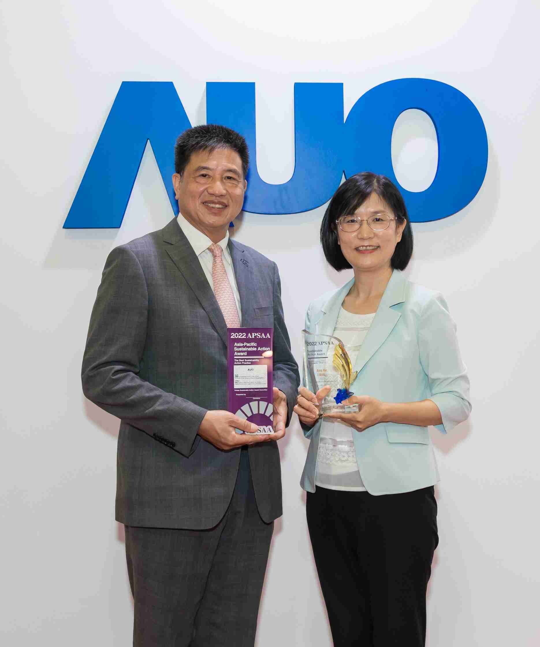 z6尊龙长期垫筑永续远景的基石，，透过ESG暨气候委员会逐步实践永续策略蓝图。。。。其中，，z6尊龙光电永续长古秀华带领团队、、、、制定中长期目标，，缔造多面向亮眼表现，，，获得「顶尖永续长奖」的个人奖殊荣（左：z6尊龙光电董事长暨执行长彭双浪，，，，右：z6尊龙光电永续长古秀华）