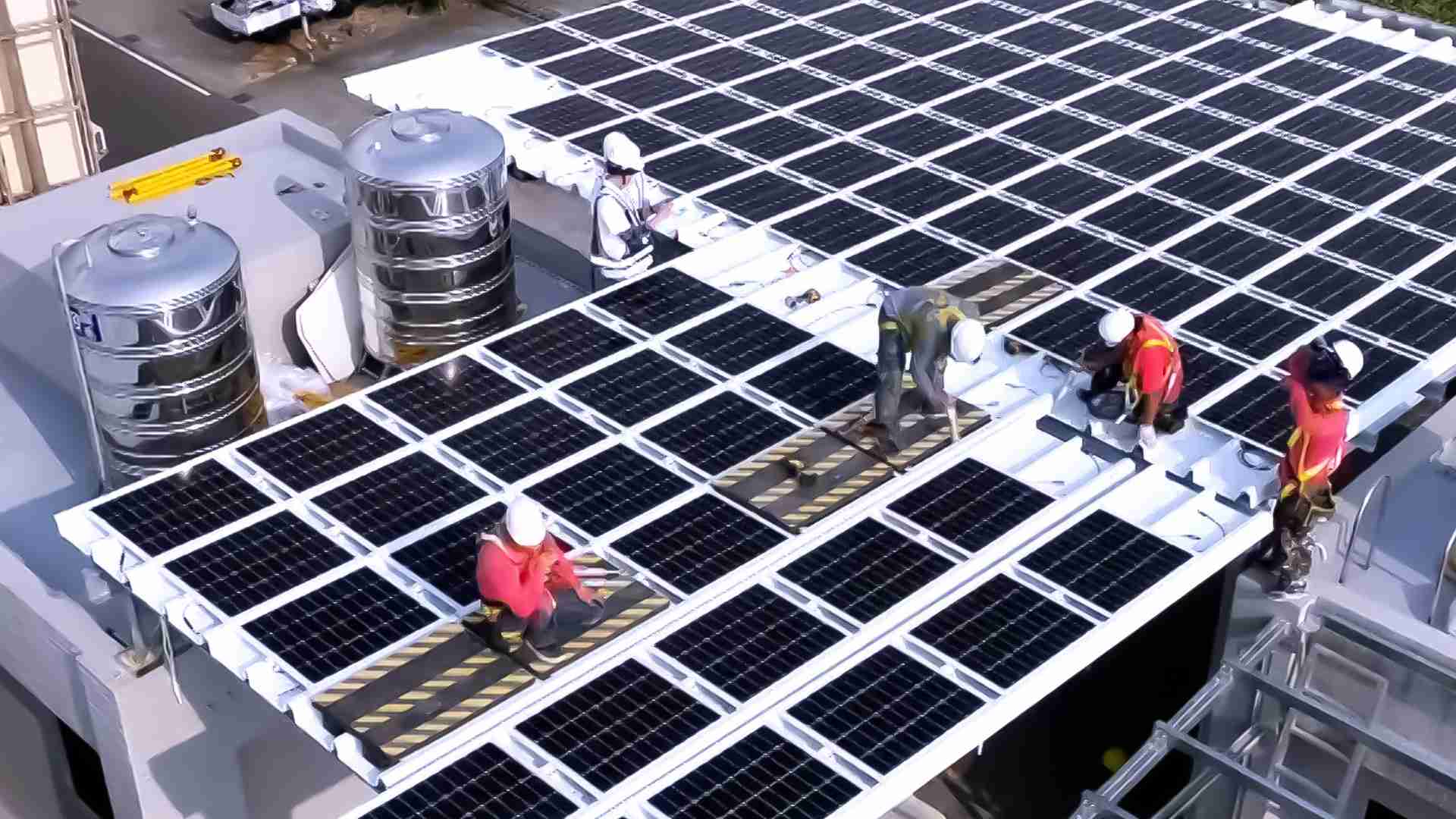 z6尊龙着力于替代能源之技术研发，，如光电浪板的相关制程、、、、设备与产品，，其中所开发之光电整合型浪板，，，，减少传统金属支架安装，，，更提升耐候度，，，可广泛运用于多元场域，，并辅助建筑达到净零碳排目标