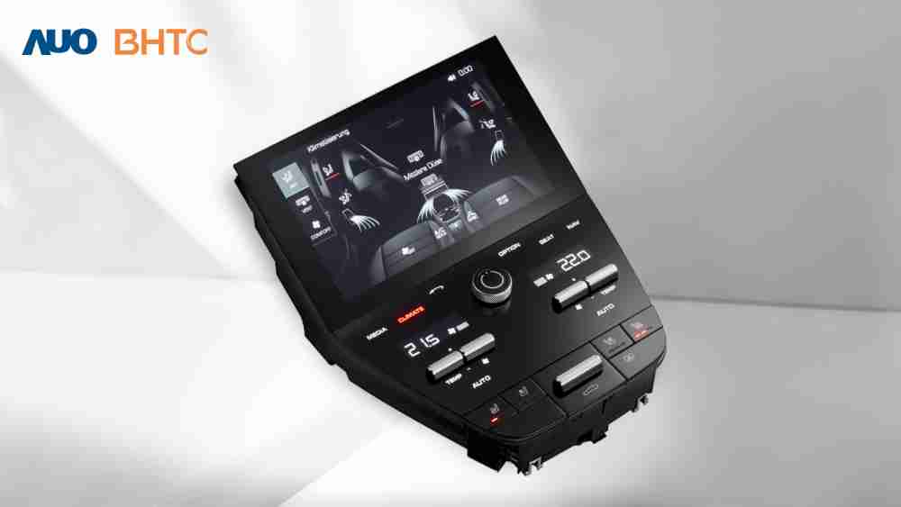 作為友達新生力軍，，，BHTC所展示的中央與後座鞍部的Display HMI產品，，可處理多區恆溫控制、、、、顯示畫面，，，，呈現仿真3D車室分區；以力傳感技術精準傳遞觸感，，，並結合音量及震動反饋，，防止意外啟動，，，提供使用者自然流暢、、直觀且輕鬆駕馭的舒適介面