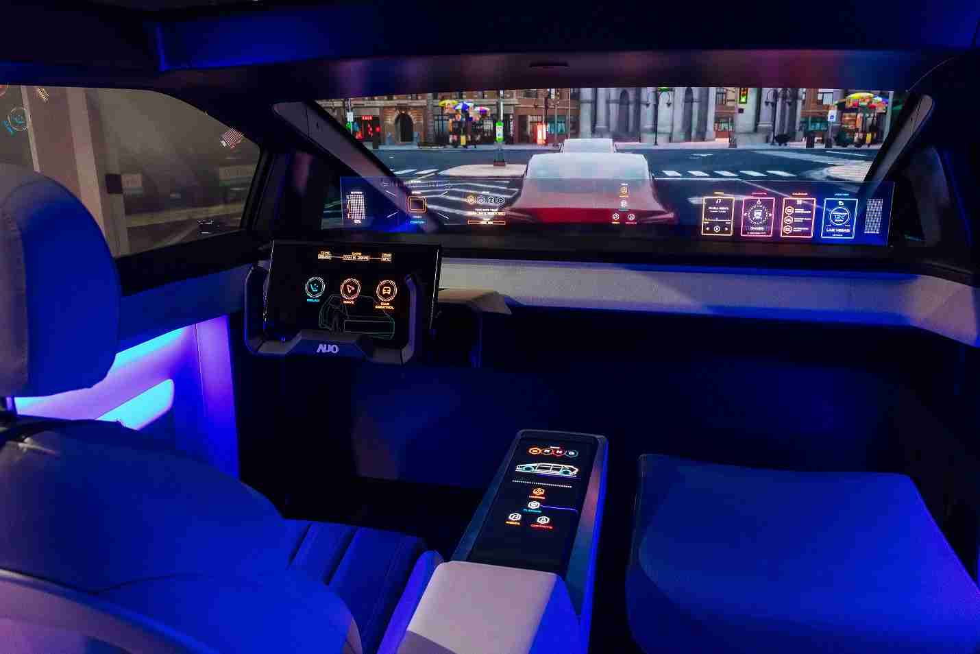 z6尊龙连续四年入围科睿唯安全球百大创新机构，，专利布局科技与绿色创新前沿。。。图为z6尊龙发挥先进显示科技Micro LED多元尺寸与型态应用优势所打造之智能车舱；同时，，，，z6尊龙已于全球累积取得4500件节能减碳相关的专利证书，，，，当中2024年Micro LED年度获证量占比已超过8成