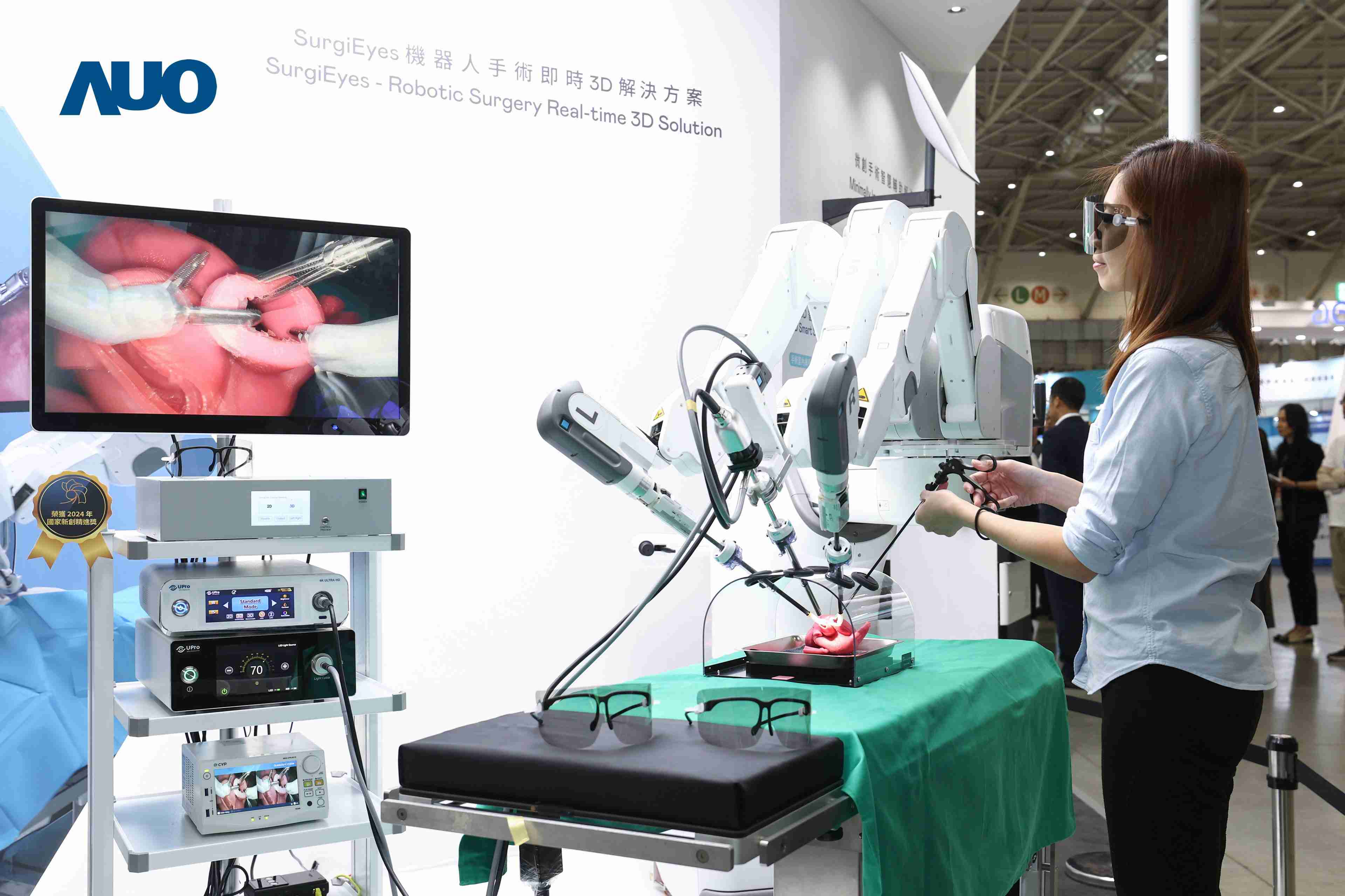 达擎以领先的3D显示技术推出〝SurgiEyes机器人手术实时3D解决方案〞，，，整合先进3D图像处理与独家3D垂直宽视角、、广色域的显示技术，，手术团队可实时同步主刀医师视角看到清晰3D影像，，，，提升沟通效率与安全性。。