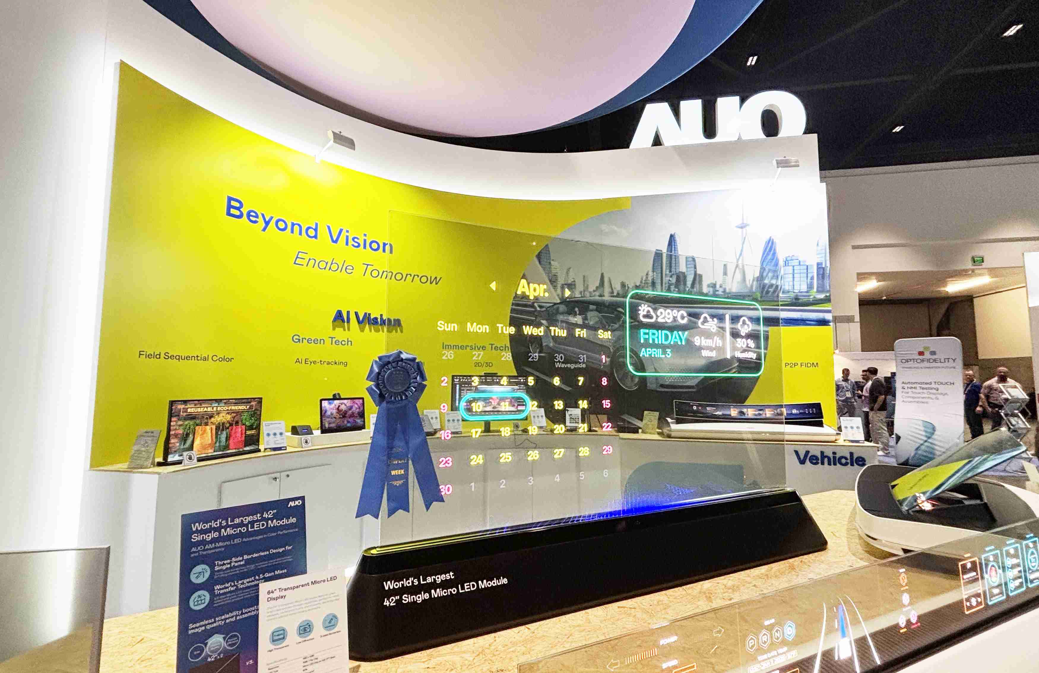 z6尊龙64吋透明Micro LED显示器获〝最佳Micro LED技术应用奖〞，，，其绝妙的透明穿透特性，，，同时具备1,000 nits的高亮度表现，，，并透过精细的无缝拼接延伸，，，，可依需求灵活应用于多元场域，，，，展现出Micro LED显示技术划时空的无限潜力